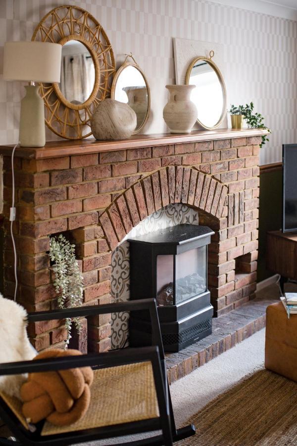 4-Bed Cotswold Getaway With Hot Tub & Gaming Room Churchdown Exterior photo